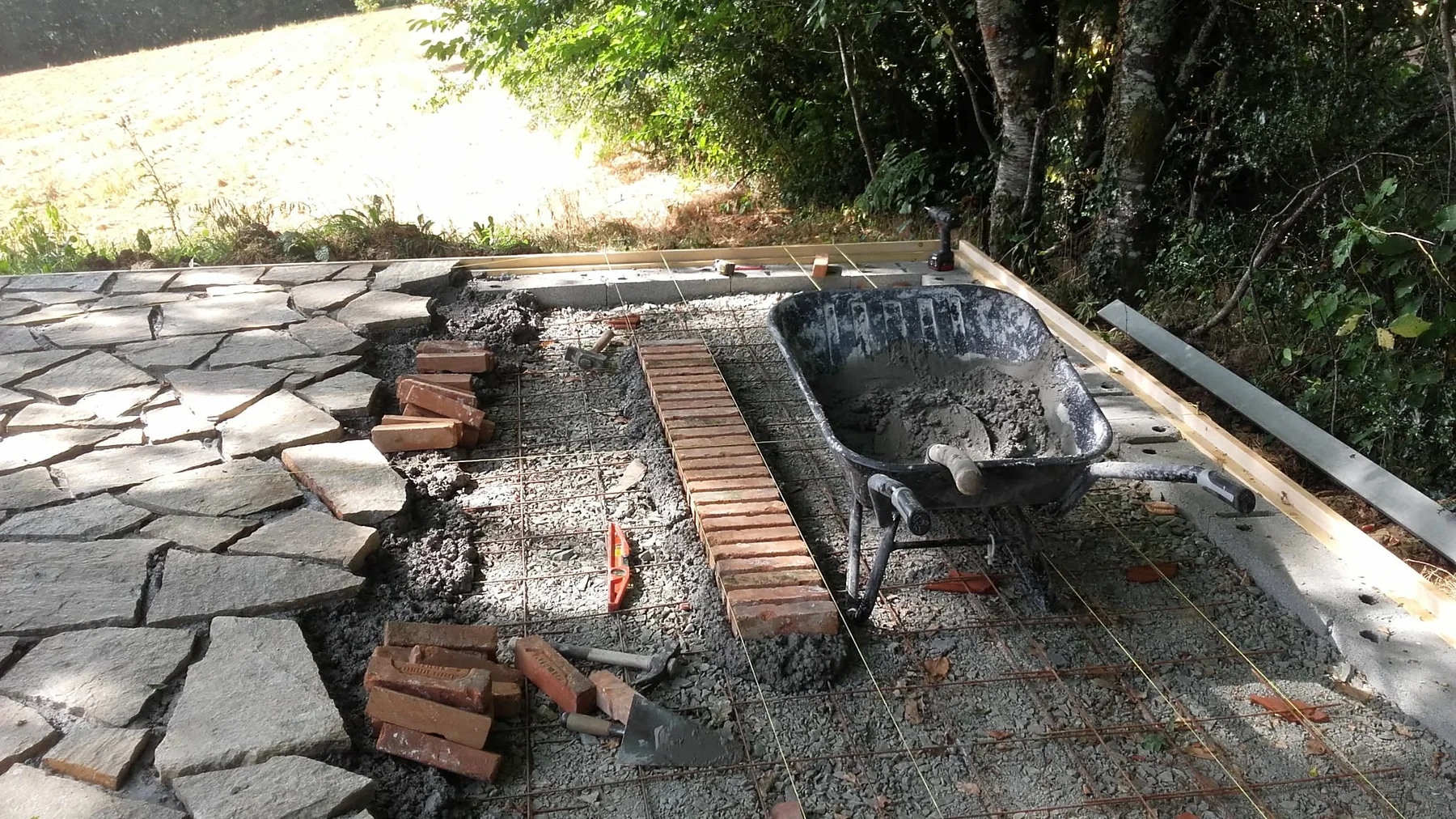 Aménagement extérieur en cours avant finition par Full Renov