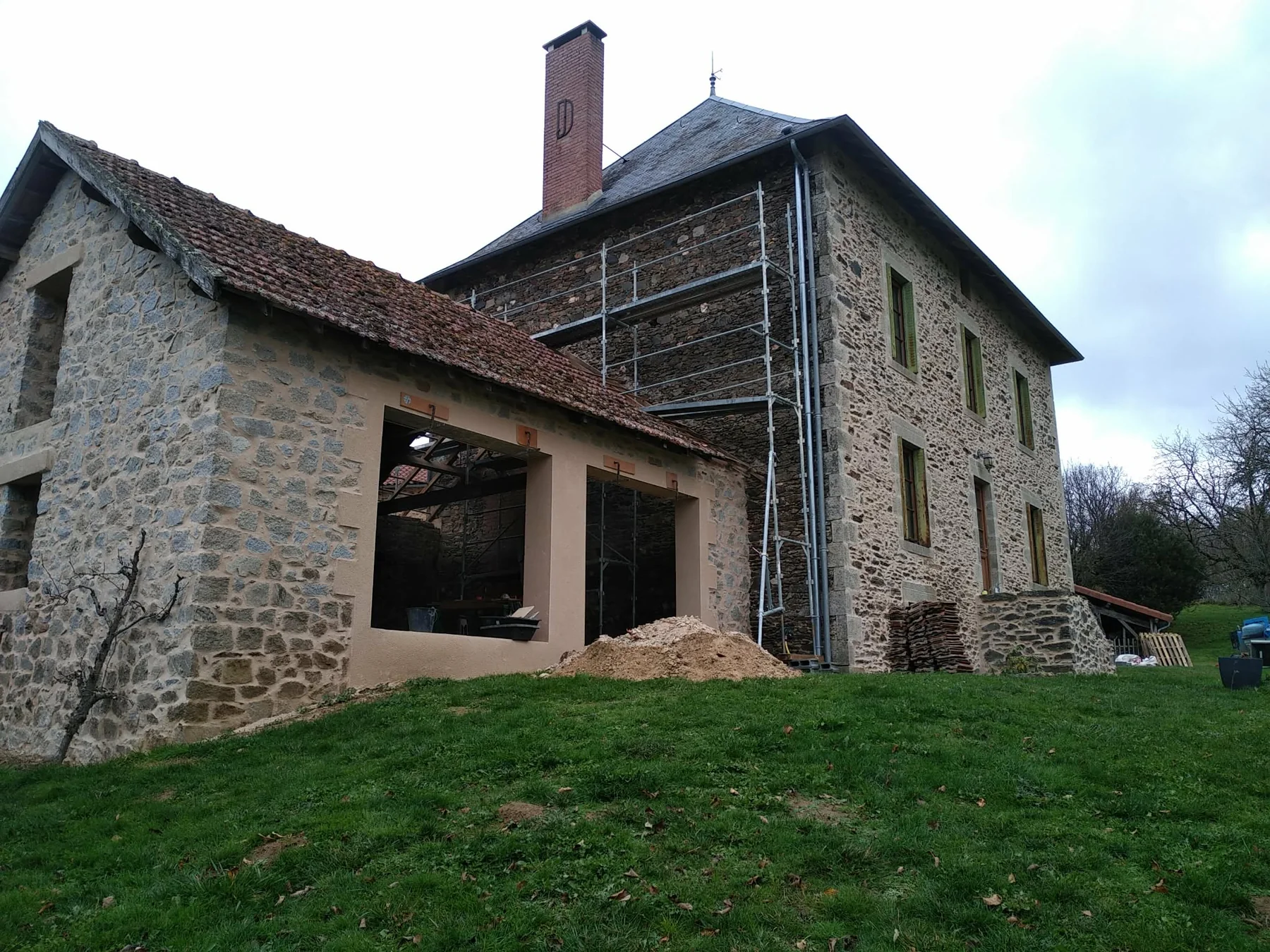 Chantier de rénovation de façade en pierre en cours par Full Renov