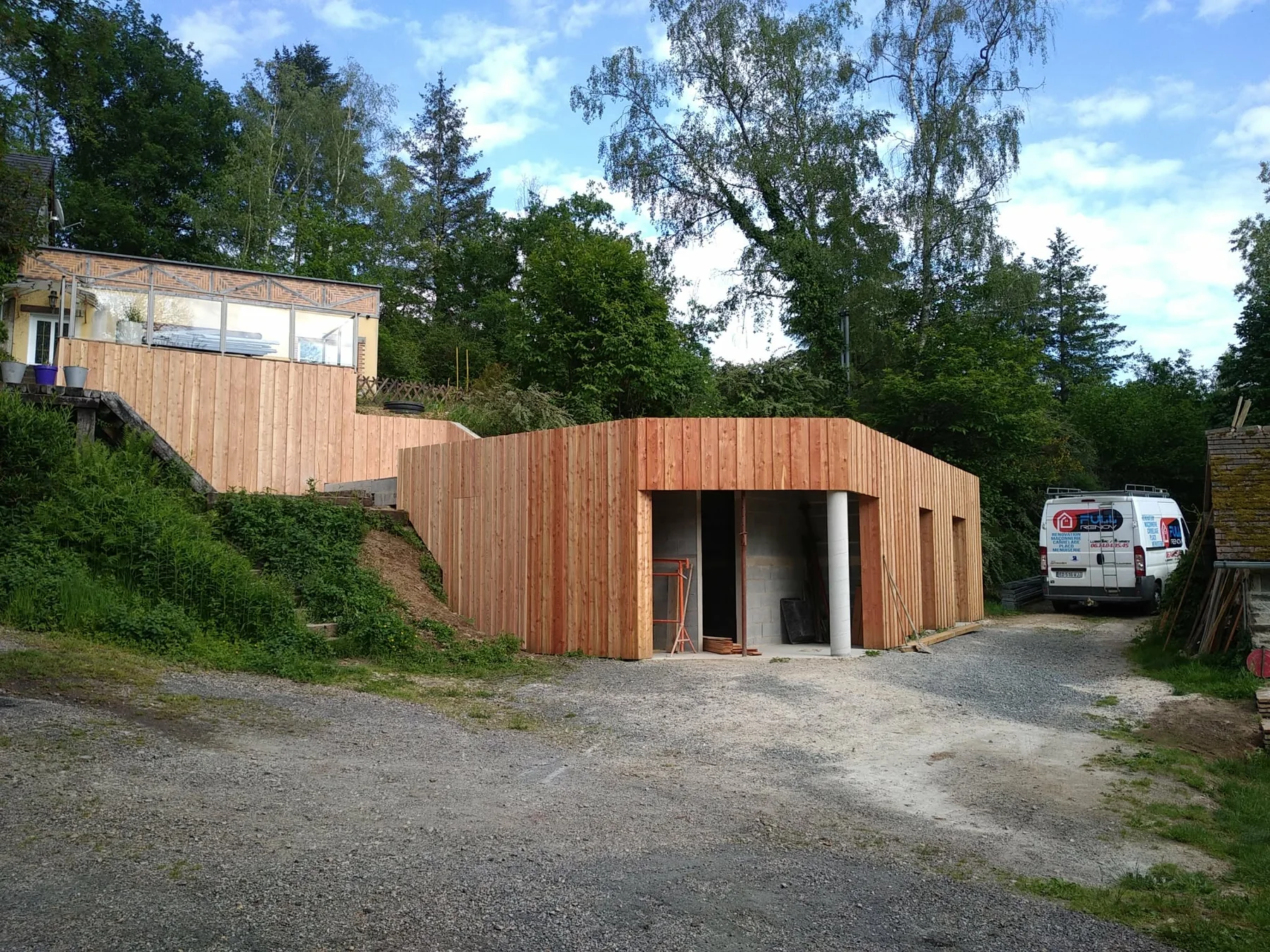 Extension avec bardage bois réalisée par Full Renov