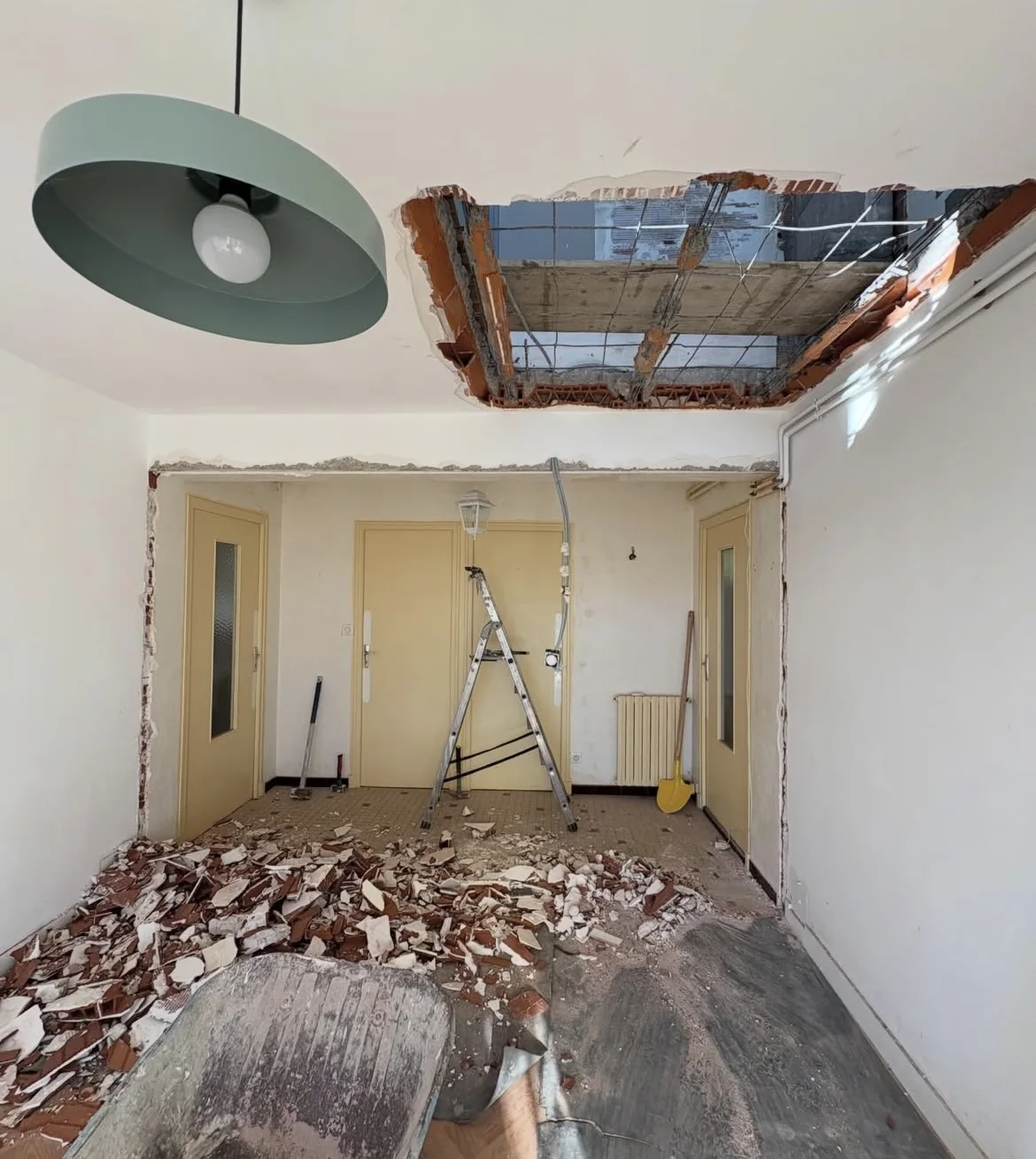 Pièce intérieure avant transformation avec ouverture en cours par Full Renov