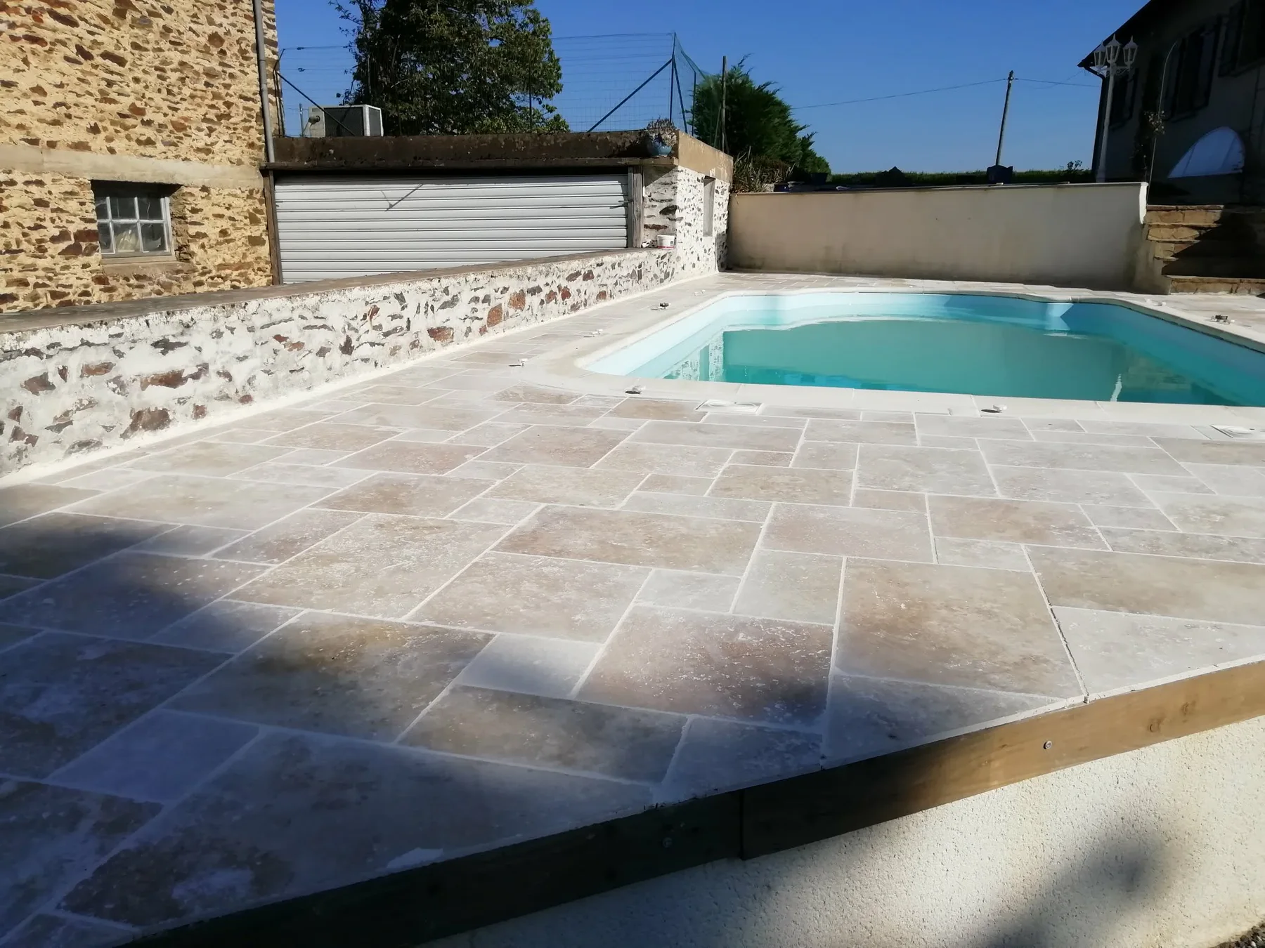 Plage de piscine en travertin réalisée par Full Renov