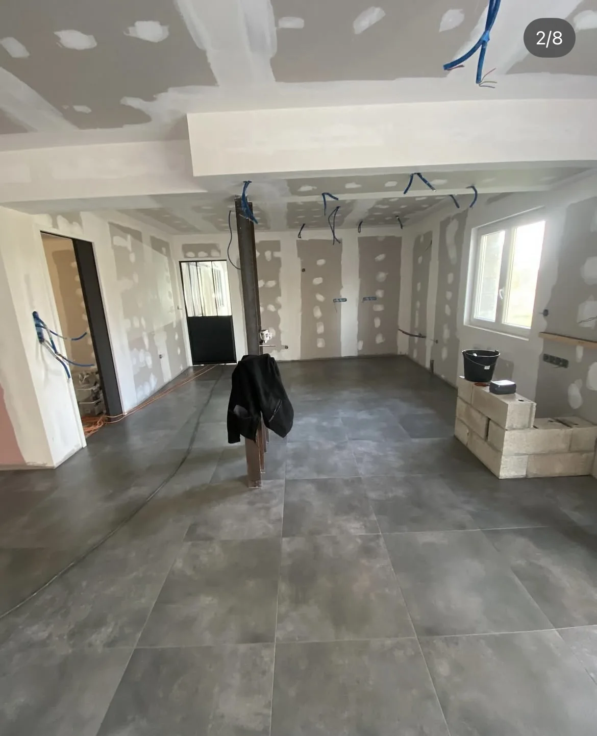 Rénovation intérieure avec carrelage et préparation pour escalier par Full Renov